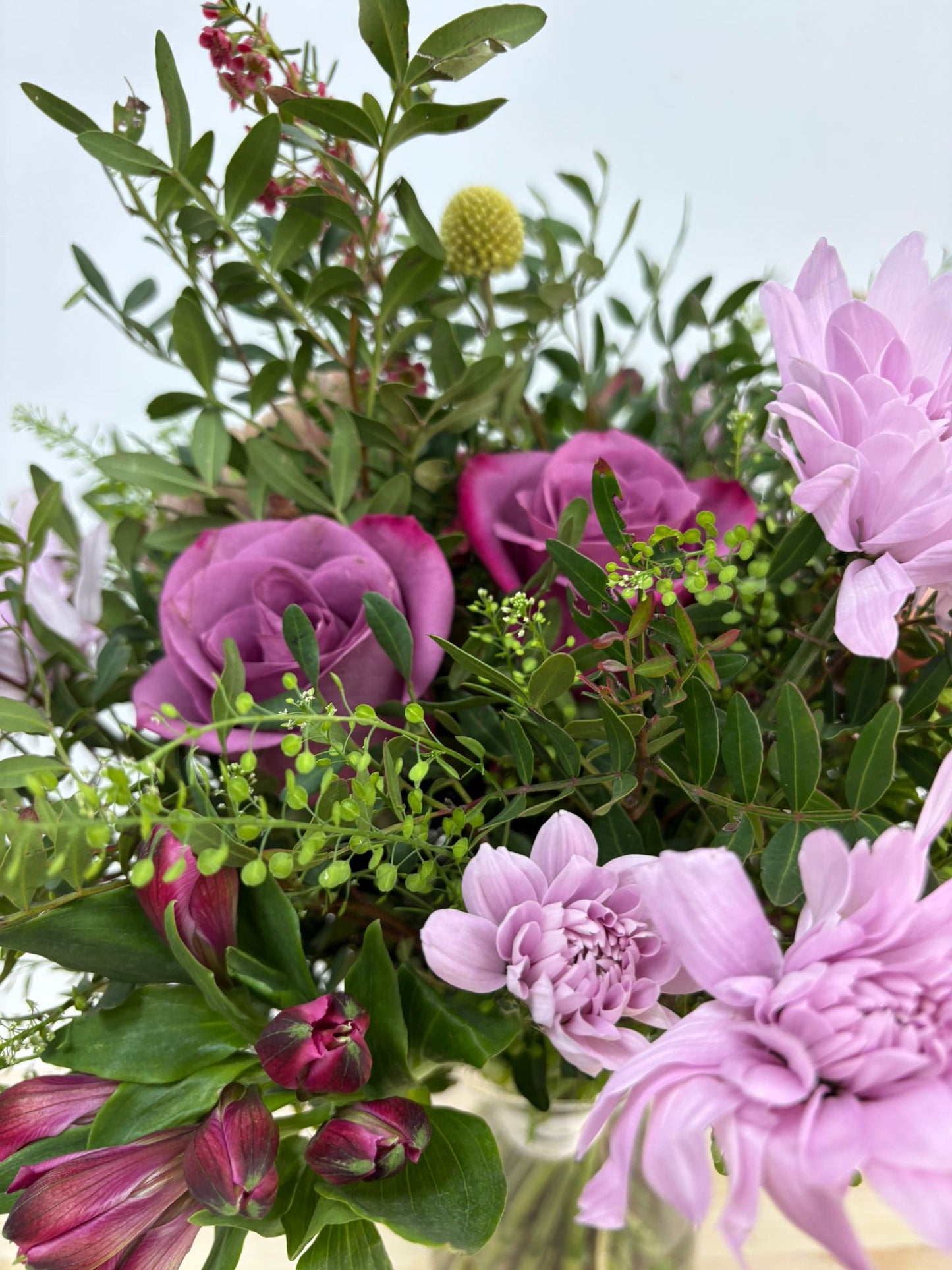 Ramo de flores naturales con rosas y variadas