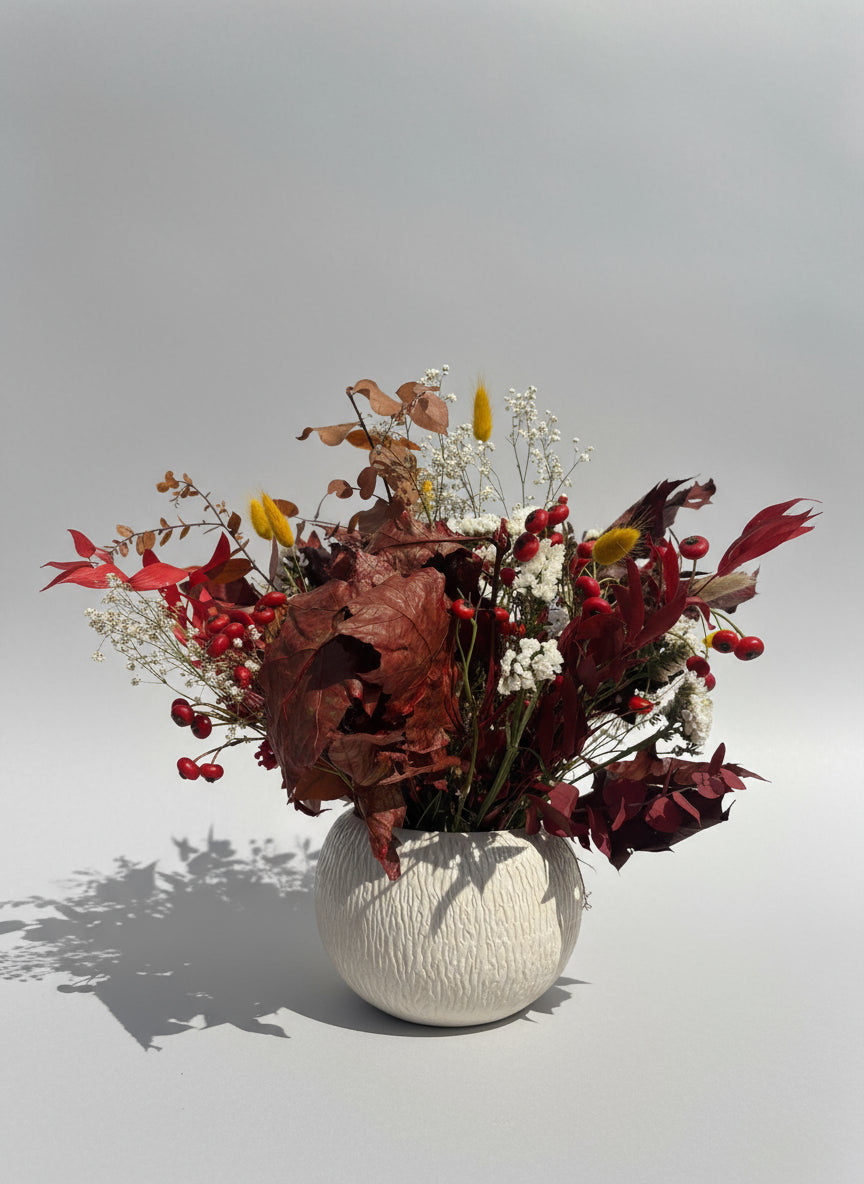 Centro floral otoñal con roble y eucalipto