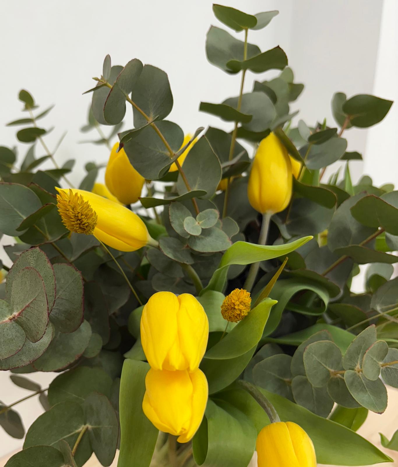 Ramo de tulipanes amarillos de cerca