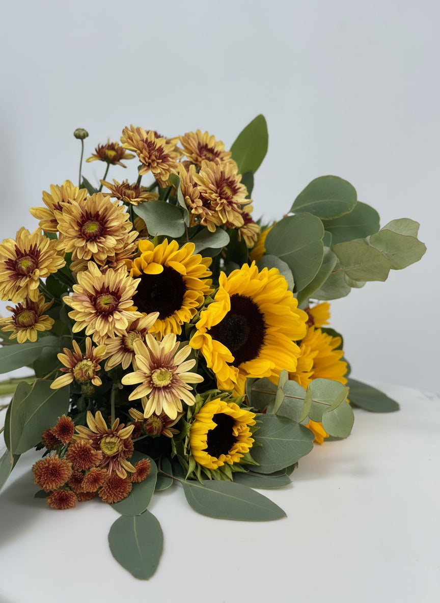 ramo de eucalipto y girasoles