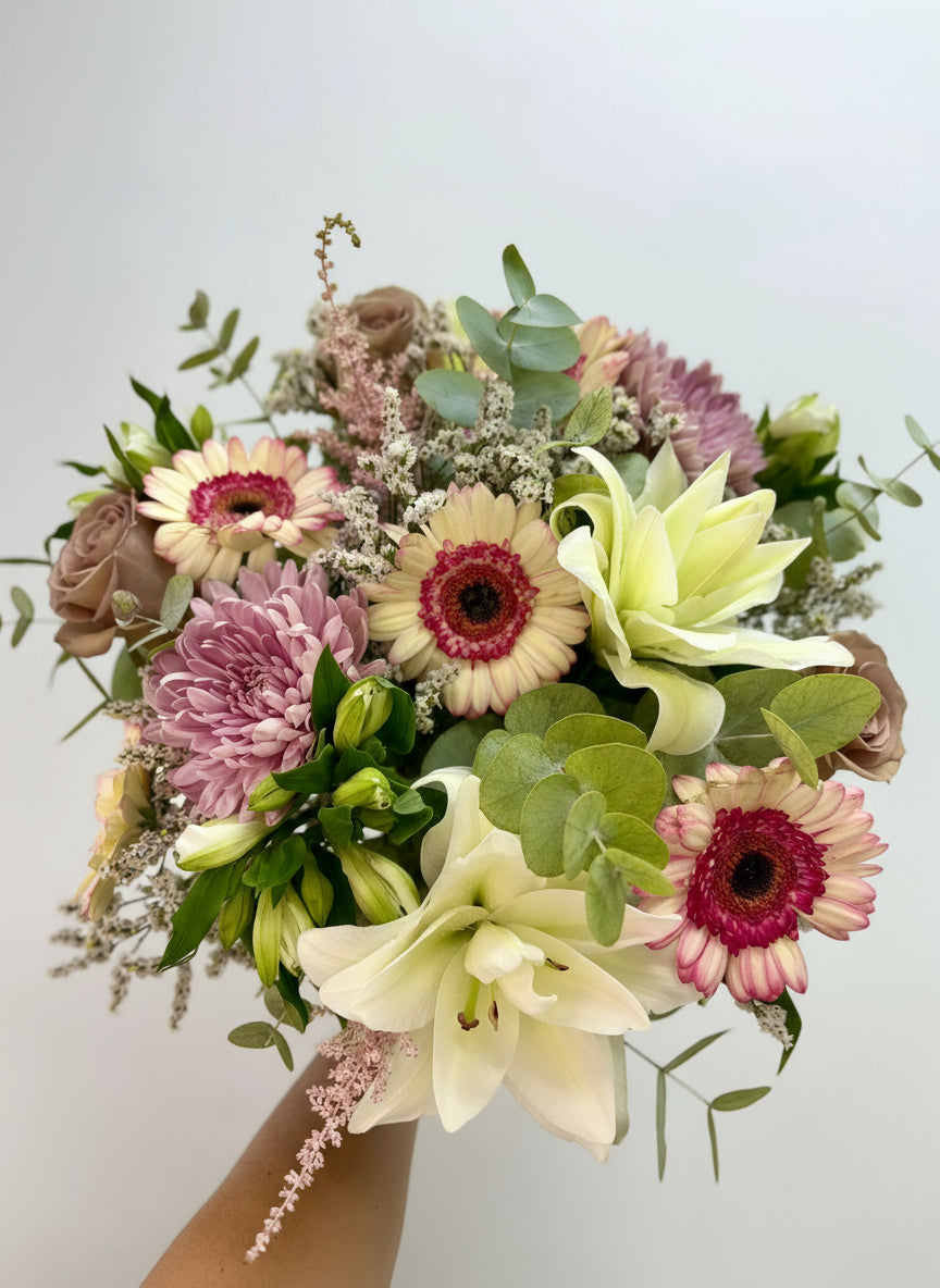 Ramo de lirios y flor variada en almeria