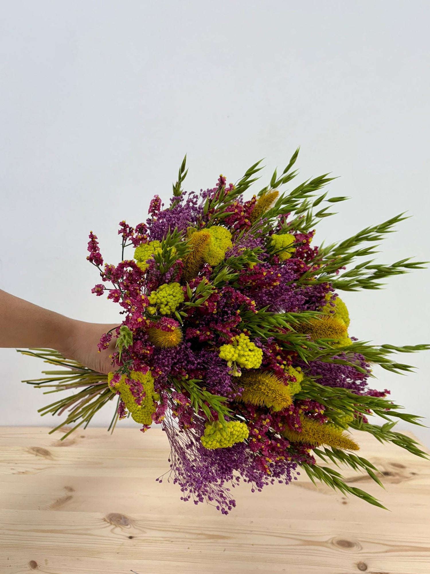 Ramo con flores en tonos cálidos, detalle perfecto para expresar gratitud.