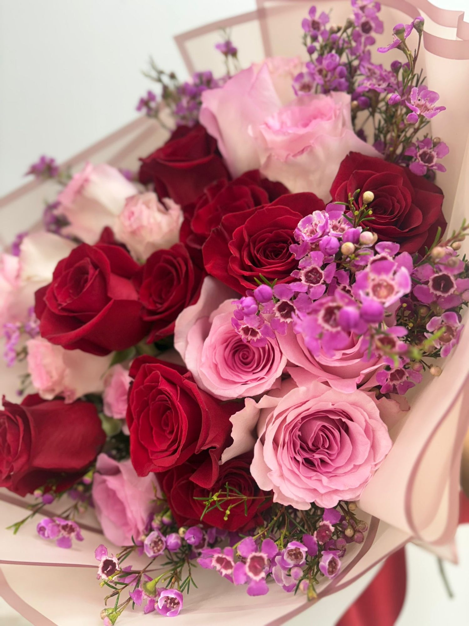 Ramo de rosas naturales, símbolo clásico de amor y belleza.