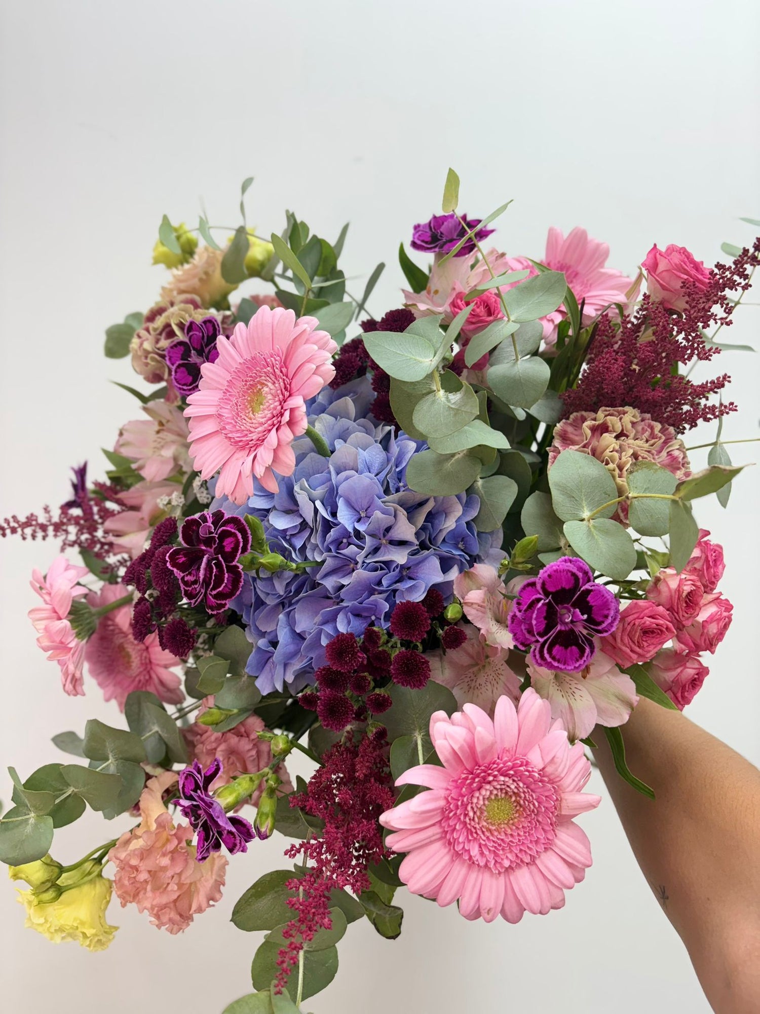 El regalo ideal para regalar flores por un cumpleaños a un ser querido y sorprender.