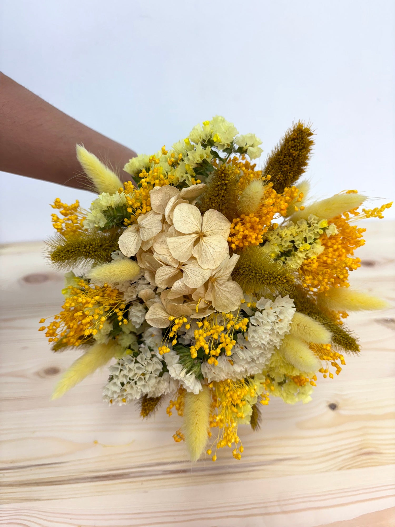 Arreglo floral elegante con flores preservadas y secas perfecto para sorprender tu abuela.