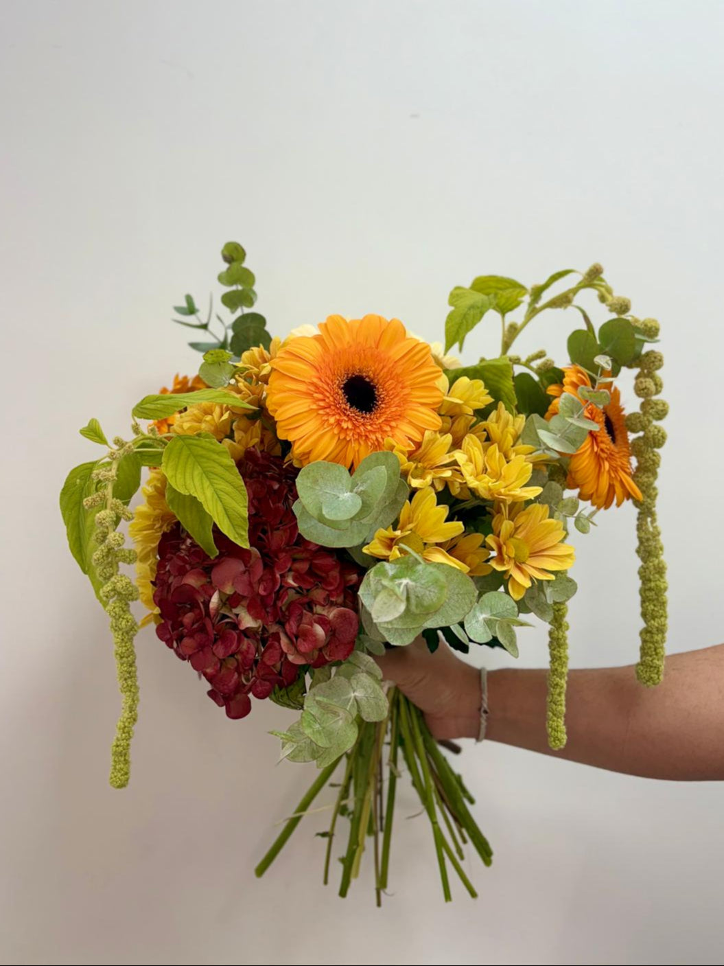  Arreglo floral moderno en tonos neutros, ideal para regalar a un hombre