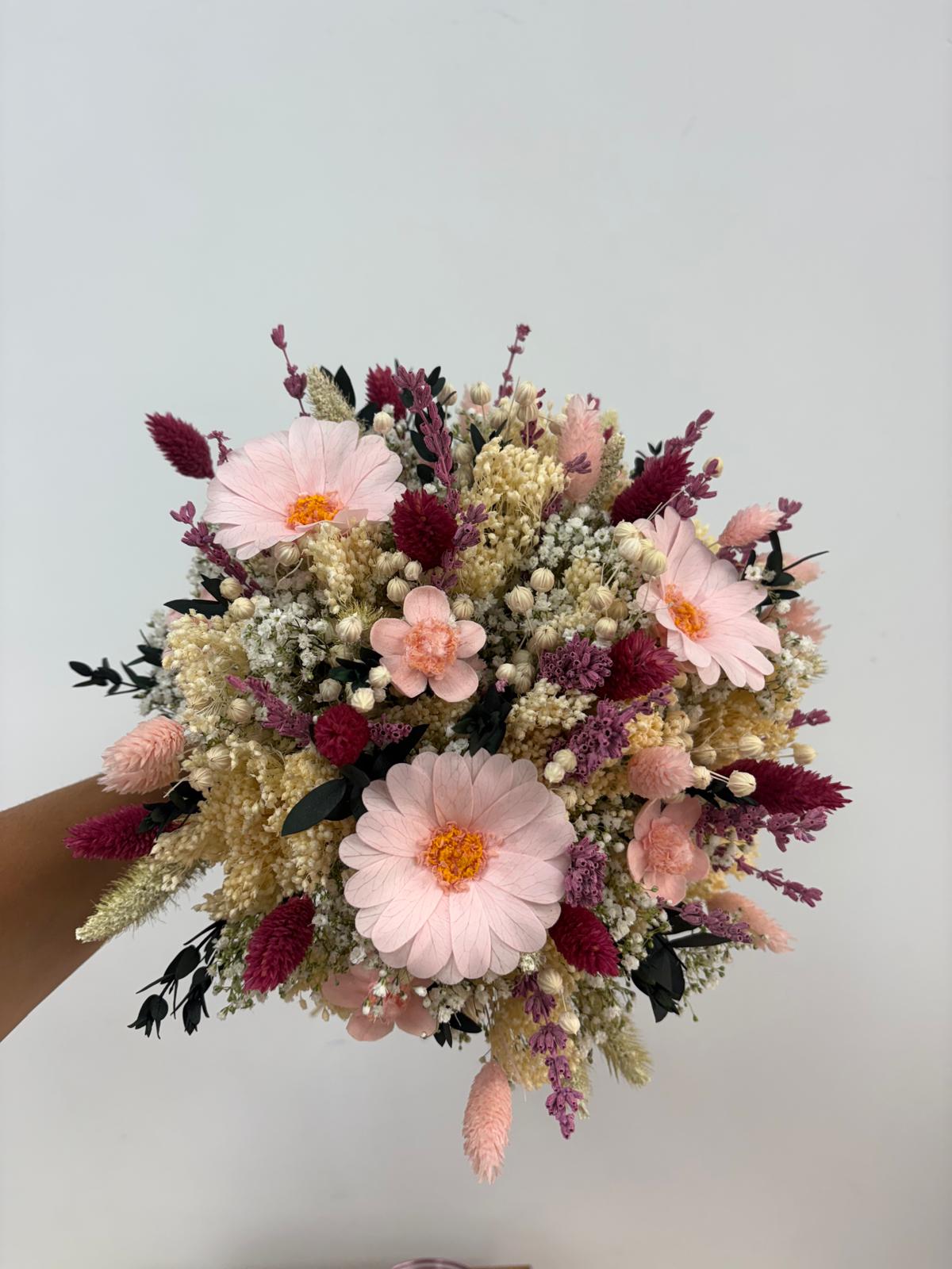 Arreglo floral romántico y elegante, ideal para regalar a los novios en su boda.