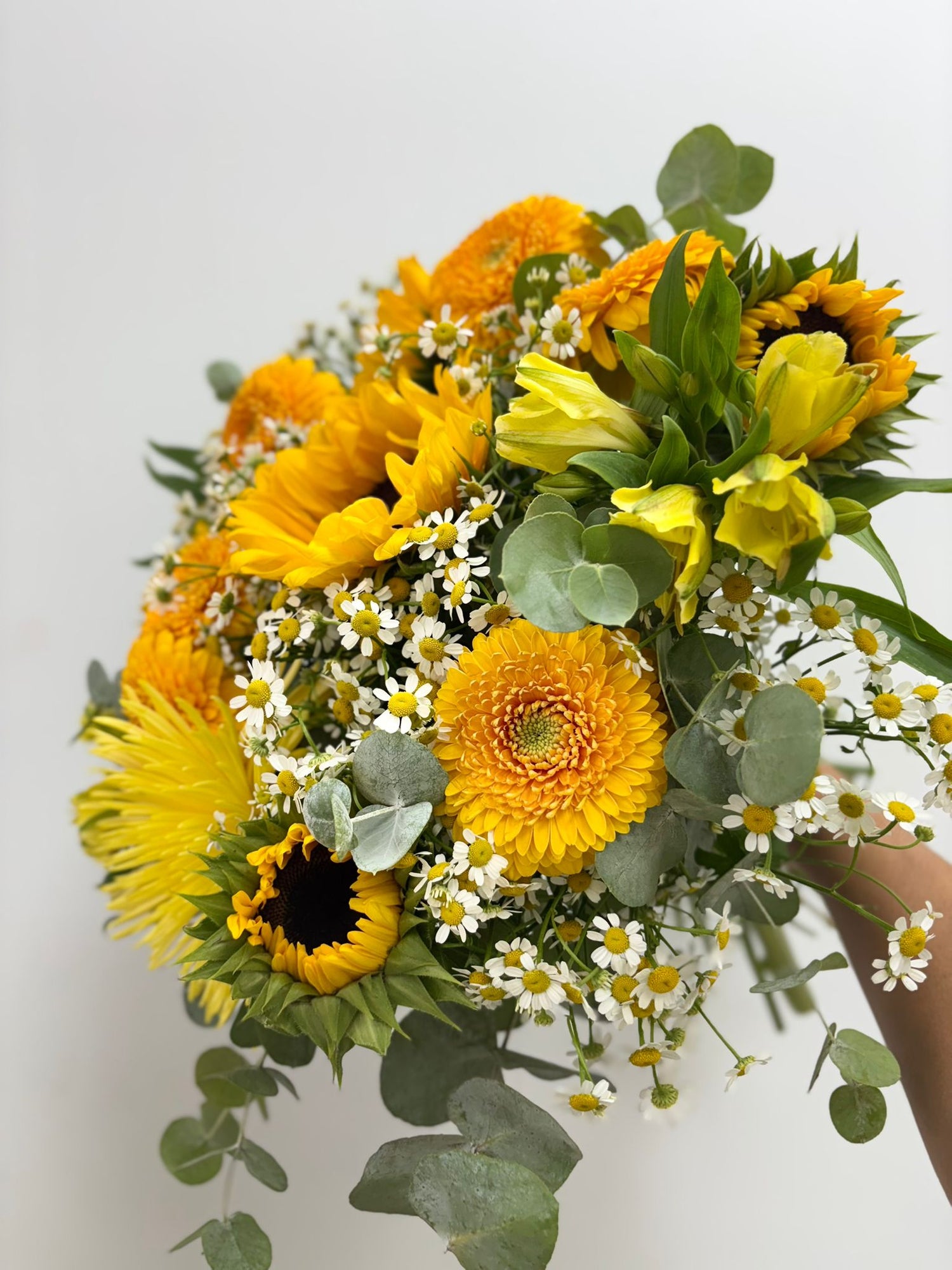 Arreglo floral moderno con tonos sobrios, regalo especial para el Día del Padre.