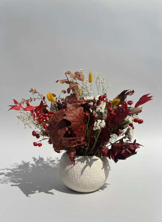 Centro floral otoñal con roble y eucalipto