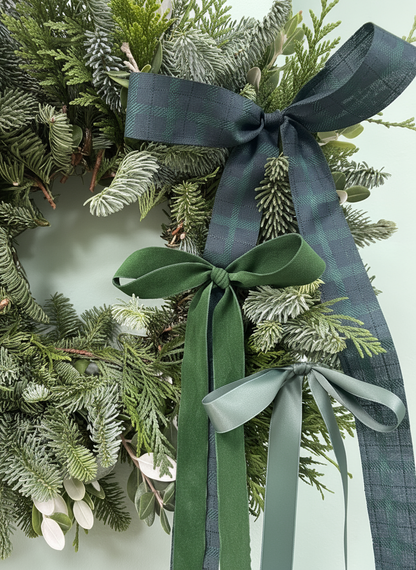 Detalles de lazos para corona de navidad en color verde oscuro y color verde claro