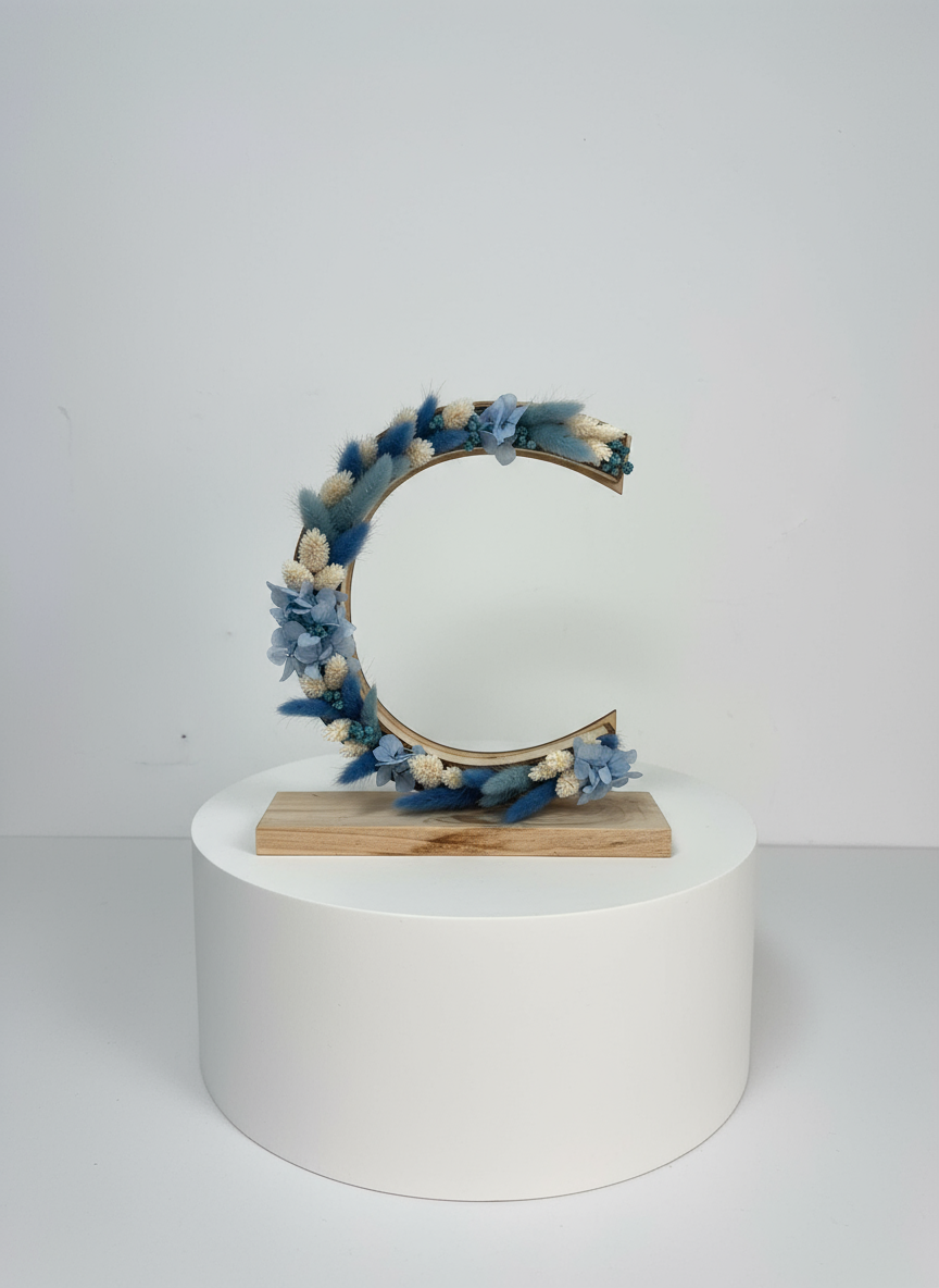 Letra C en tonos azules ideal para regalar y elaborada con flores totalmente preservadas