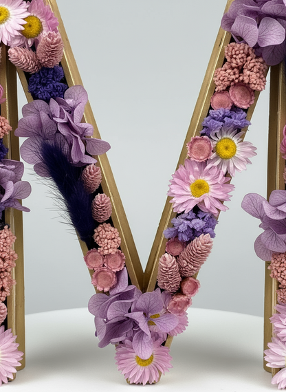 Letra decorada M: elegancia floral para decorar con estilo