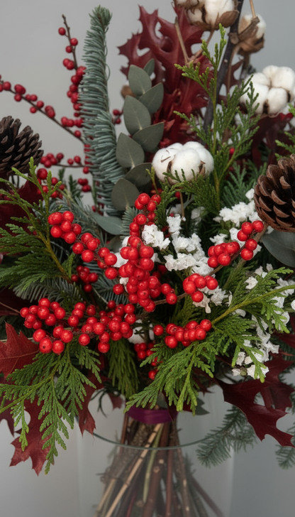 Ramo de navidad con detalles blancos algodón y bayas rojas