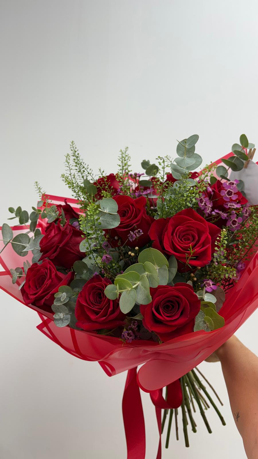 Ramo de 12 rosas rojas para demostrar amor