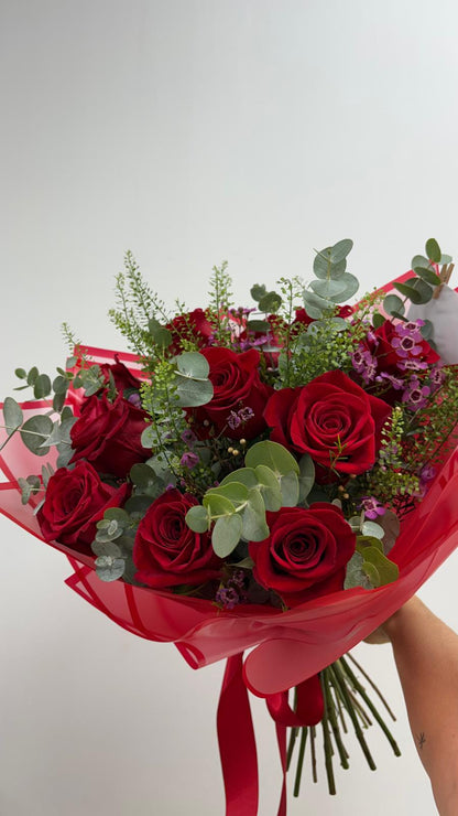 Ramo de 12 rosas rojas para demostrar amor