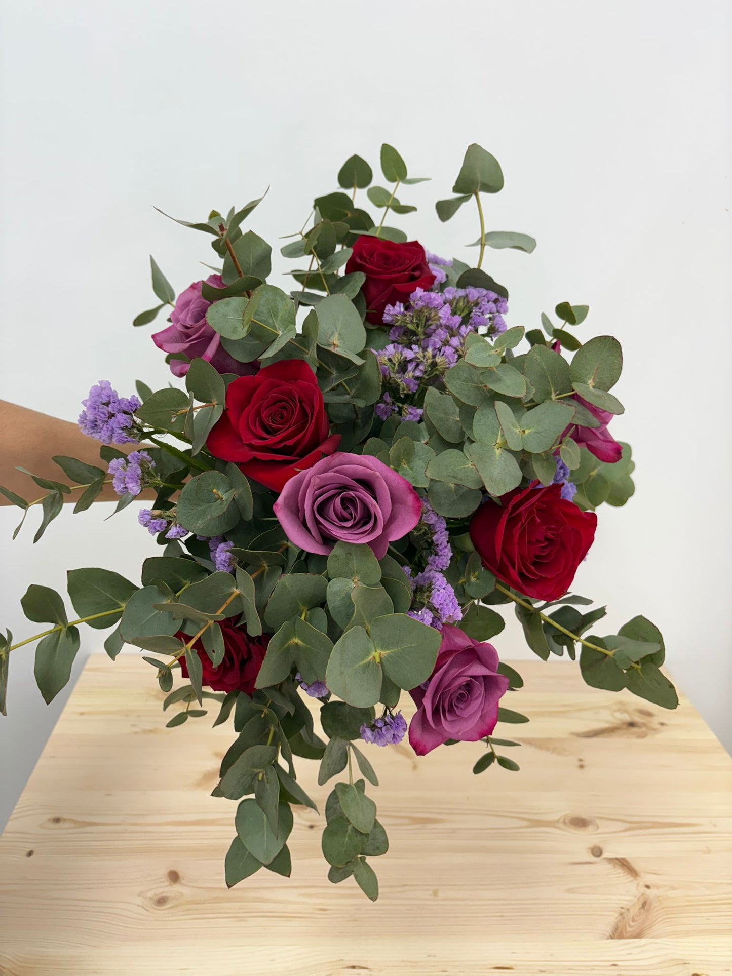 Ramo de rosas rojas y rosas