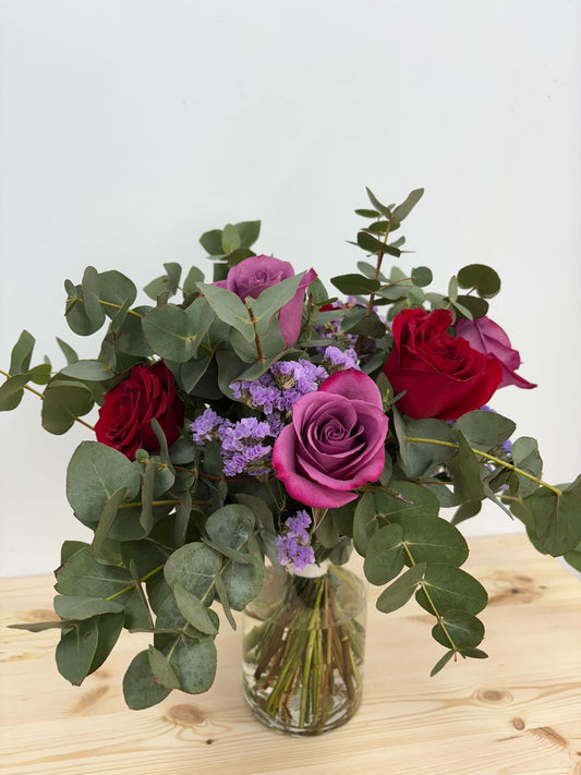 Ramo de rosas mixtas sobre jarron