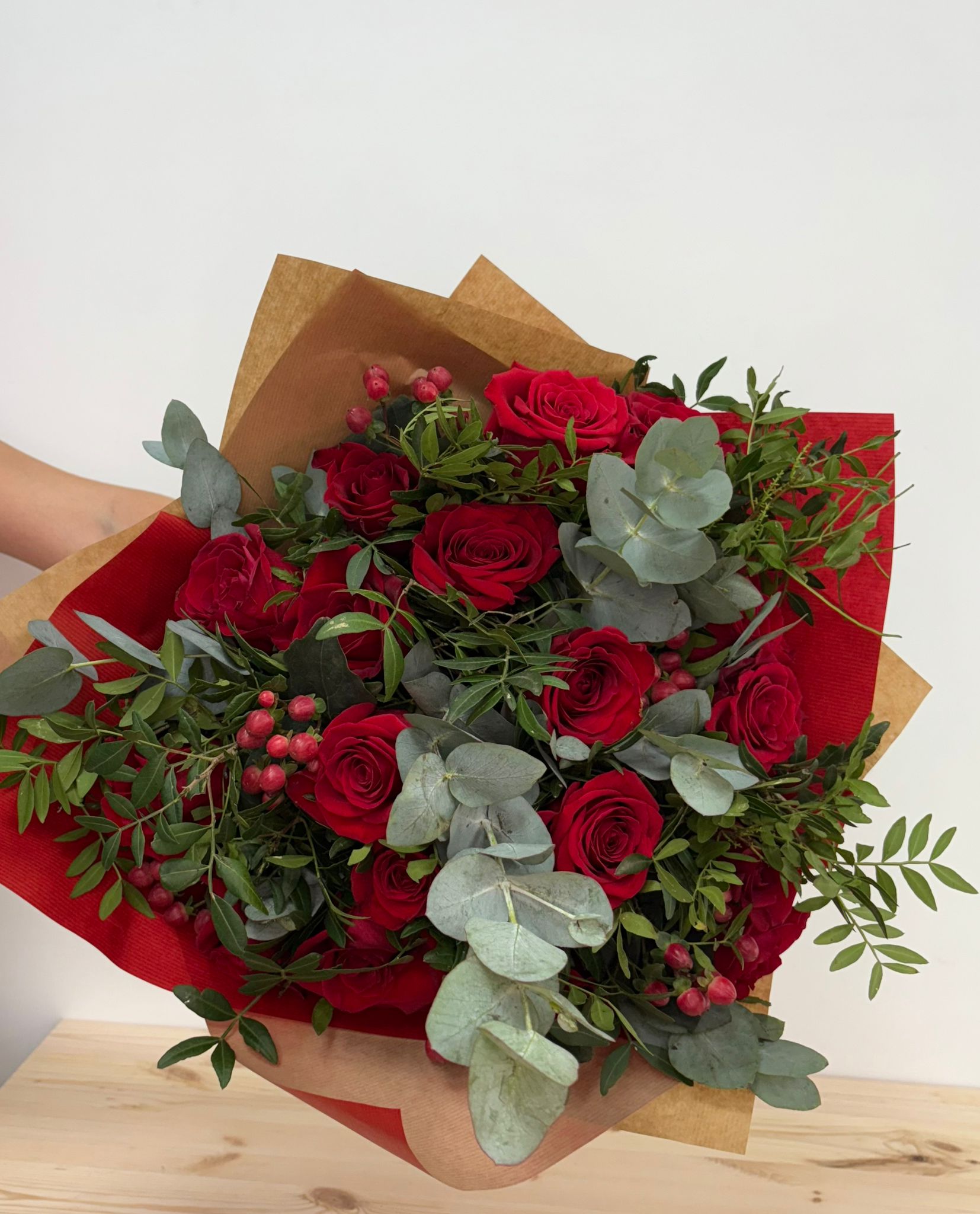Ramo de rosas rojas en papel