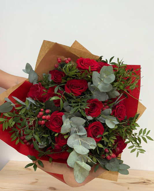 Ramo de rosas rojas en papel