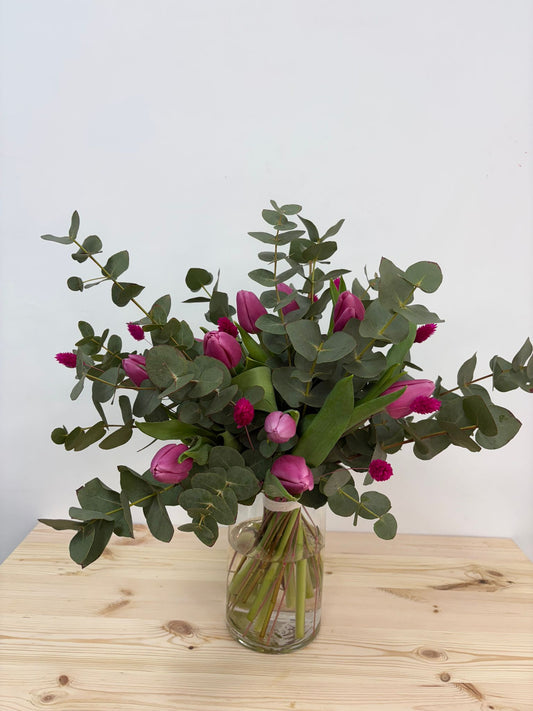 Ramo de tulipanes rosas con jarron
