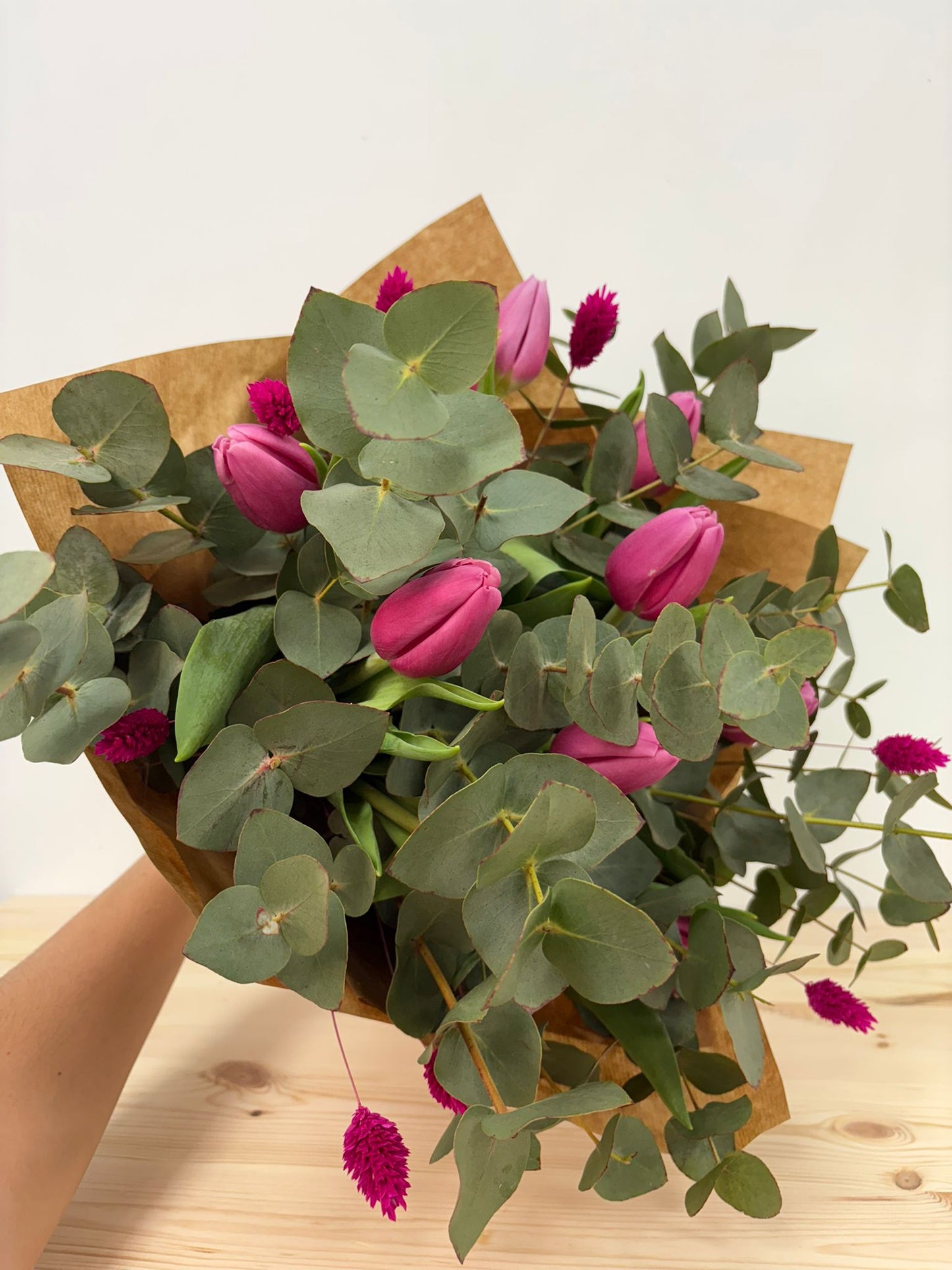 Ramo de tulipanes rosas con papel