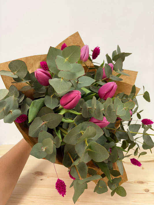 Ramo de tulipanes rosas con papel