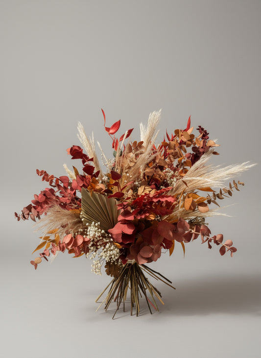 ramo de flor preservada en salón con tonos marrones