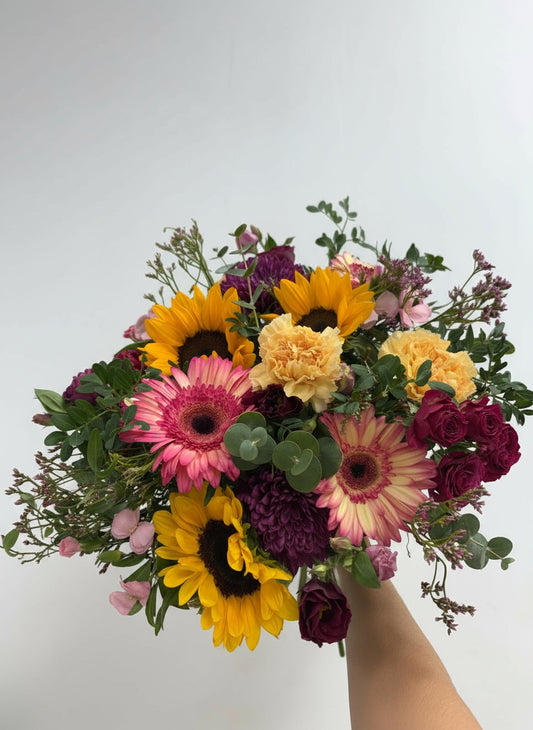 Ramo de flor variada con gerberas, margaritas y claveles