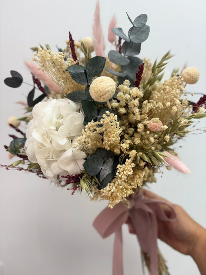 ramo de novia en tonos blanco preservado