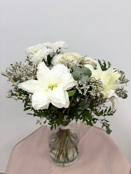 ramo de lirios y rosas blancas
