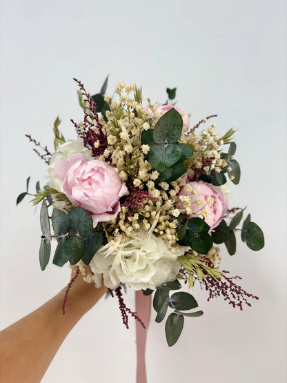 Ramo de peonías y eucalipto 